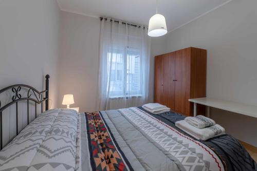 um quarto com uma cama grande e uma janela em Lormar Apartamento em Zamora