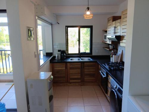 Dapur atau dapur kecil di Bonita Village Beachfront Apartment with Pool and Screened Balcony