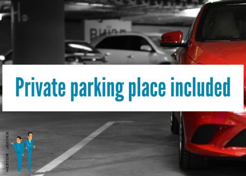 un garage avec une voiture et deux figurines dans un parking dans l'établissement Nestor&Jeeves - GRAND SUD TERRASSE - Pool - Free parking, à Nice