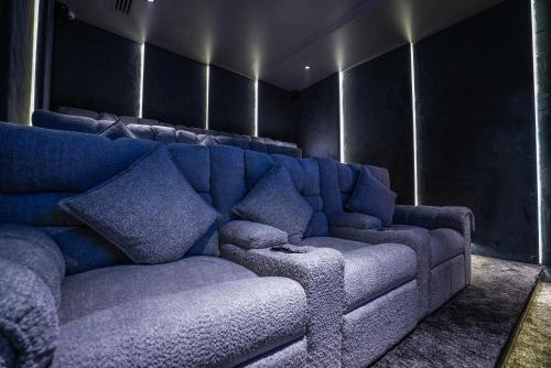 a living room with a large blue couch at Vivian Park El Raeid Hotel in Riyadh