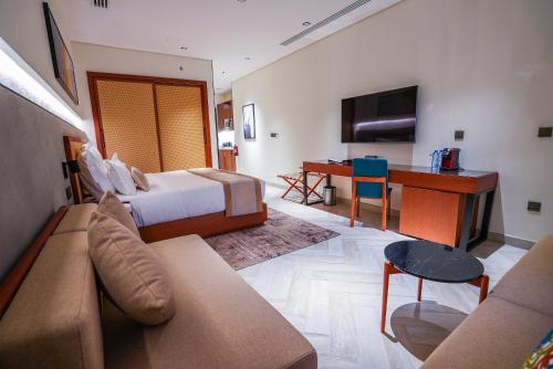 Pokój hotelowy z łóżkiem i biurkiem w obiekcie Vivian Park El Raeid Hotel w Rijadzie