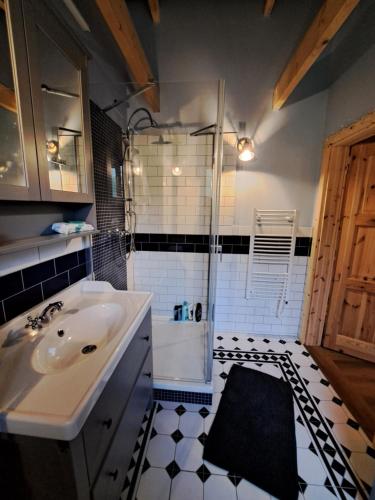 een badkamer met een wastafel en een douche bij Útulný apartmán 