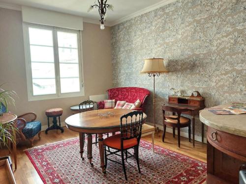 un salon avec une table et un canapé dans l'établissement Spacieux T2 rénové à neuf - Hyper centre de Blois, à Blois