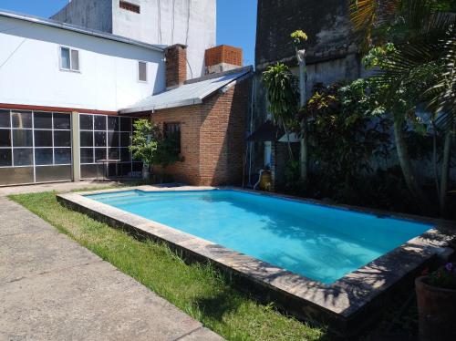 una piscina en el patio de una casa en Departamento en 1•piso. centro. pileta en Formosa