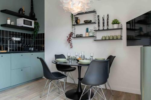 una sala da pranzo con tavolo e sedie di Appartement T3 la perle verte ad Agde