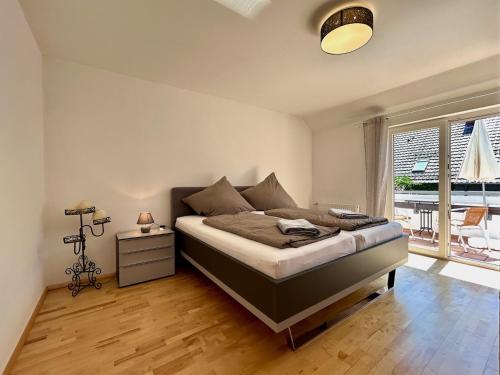 a bedroom with a bed and a window at Ferienhaus Can Miguel - Urlaubsoase in ruhigem Wohngebiet in Lindau-Bodolz