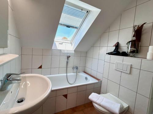 y baño con lavabo y bañera. en Ferienhaus Can Miguel - Urlaubsoase in ruhigem Wohngebiet en Lindau-Bodolz