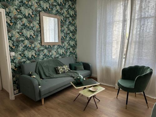 - un salon avec un canapé vert et 2 chaises dans l'établissement Centre ville proche des Halles de Tours, à Tours