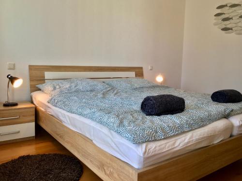 ein Schlafzimmer mit einem Bett mit zwei Kissen darauf in der Unterkunft Ferienwohnung Bodenseele - Wohlfühloase mit großem Sonnenbalkon in Langenargen