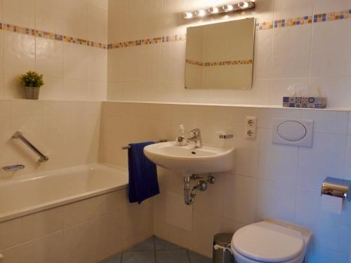ein Badezimmer mit Waschbecken, Toilette und Badewanne in der Unterkunft Ferienwohnung Bodenseele - Wohlfühloase mit großem Sonnenbalkon in Langenargen