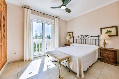 een slaapkamer met een bed en een groot raam bij Villa Angeles Tur in Calpe