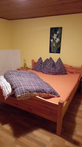 1 dormitorio con 1 cama con edredón de cuadros en Haus Leo, en Bad Mitterndorf