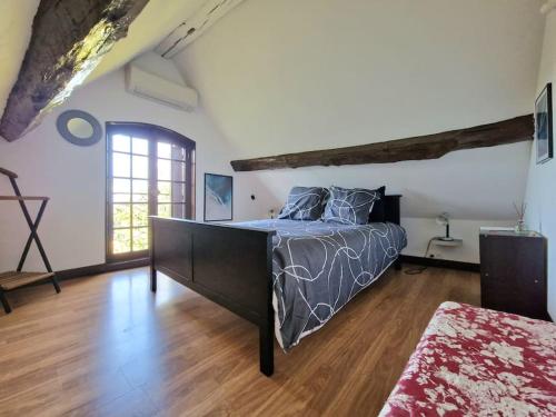 1 dormitorio con 1 cama y suelo de madera en Longère Normande - Center Parcs - Proximité GR, en Bourth