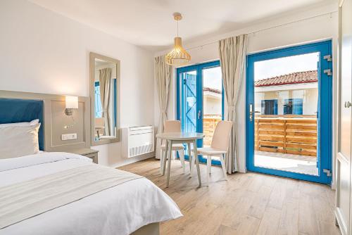 a bedroom with a bed and a table and chairs at Pensiunea Terrablue in Sulina