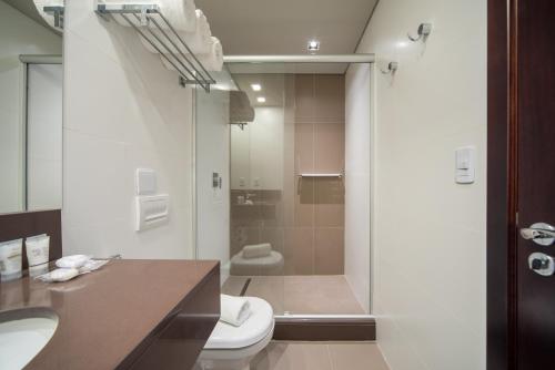 e bagno con servizi igienici, lavandino e doccia. di Hotel Laghetto Stilo Borges Gramado RS a Gramado