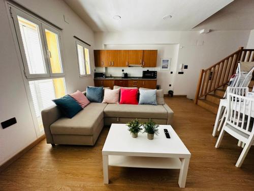 ein Wohnzimmer mit einem Sofa und einem Tisch in der Unterkunft Apartamento Sierra Nevada Galatino 22D in Sierra Nevada