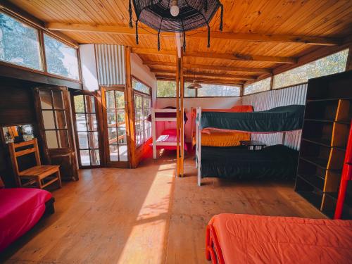 Cette chambre comprend 2 lits superposés et un plafond avec des fenêtres. dans l'établissement CasaRampa Mar del Plata casa con rampa de skate, à Mar del Plata