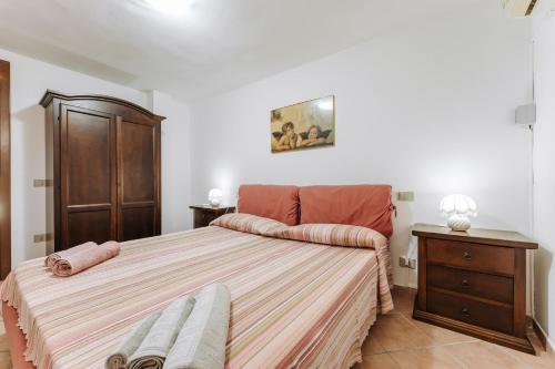 um quarto com uma cama grande e um armário de madeira em Casa vacanze G e B Sardegna em Capitana