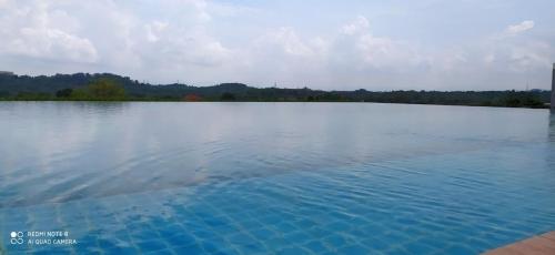 une grande masse d'eau avec des arbres à l'arrière-plan dans l'établissement RF Homestay Nilai, à Nilai