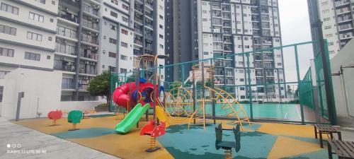 une aire de jeux en face de certains grands bâtiments dans l'établissement RF Homestay Nilai, à Nilai