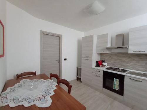 uma cozinha e sala de jantar com uma mesa e um fogão em pesa apartment B&B em Ascoli Piceno