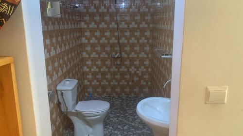 La salle de bains est pourvue de toilettes et d'un lavabo. dans l'établissement CAMPAMENTO CHEZ CAMPOS, à Cap Skirring