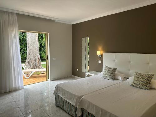 een slaapkamer met een groot bed en een groot raam bij RF San Borondon in Puerto de la Cruz