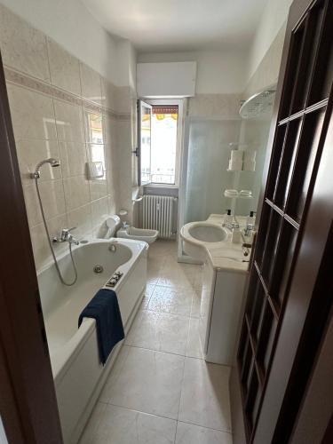 Et badeværelse på Orchidea Apartment Lecco