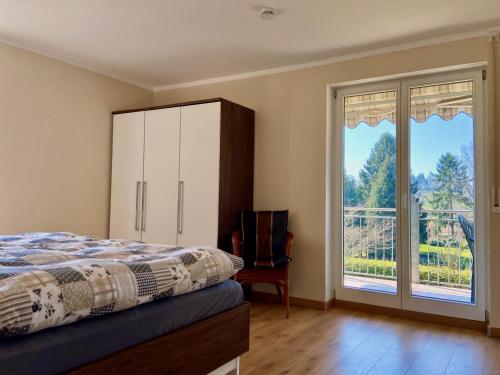 Ένα ή περισσότερα κρεβάτια σε δωμάτιο στο Ferienwohnung Weinberg-Idyll - Traumhafter Blick über Weinberge auf den Bodensee