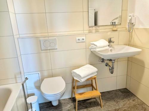 ein kleines Bad mit einem Waschbecken und einem WC in der Unterkunft Landhaus Vogel - helle und lichtdurchflutete Maisonette-Ferienwohnung in Wasserburg
