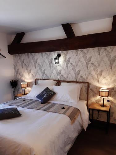 Villiers-le-MorhierにあるAu Charme de l'Eureのベッドルーム(白い大型ベッド、ランプ2つ付)