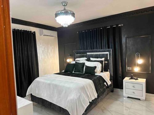 1 dormitorio con 1 cama grande y paredes negras en Hermoso lugar para compartir es muy acogedor, en Mendoza