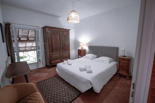 ein Schlafzimmer mit einem großen weißen Bett und einem Fenster in der Unterkunft Gîte du chemin des Dames in Montauban