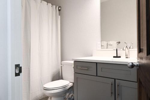 特拉弗斯城的住宿－✵ Newly Remodeled Lovely 4BDR Retreat ➠ 3191，白色的浴室设有卫生间和水槽。