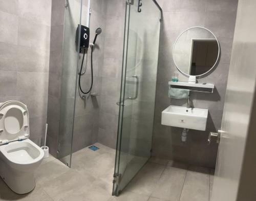 W łazience znajduje się prysznic, toaleta i lustro. w obiekcie Muji Studio USJ w mieście Subang Jaya
