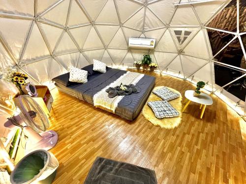 - une chambre avec un lit dans une tente en forme de dôme dans l'établissement เหนือดอย แคมป์ปิ้ง ( Nuea Doi Camping ), à Ban Dong