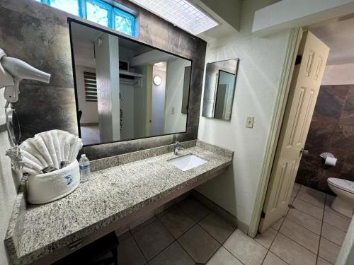 a bathroom with a sink and a mirror at REAL INN de Tijuana in Tijuana