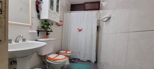 a bathroom with a toilet and a sink and a shower at OASIS II Las Moras, con cochera y jardin in La Rioja