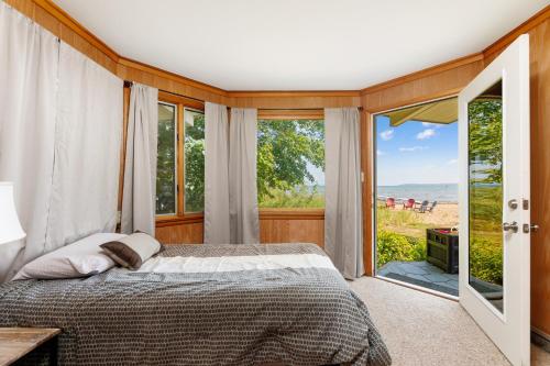 特拉弗斯城的住宿－Million Dollar Views 5BDR Beachfront in East Bay ➠ 2175，一间卧室配有一张床,享有海景