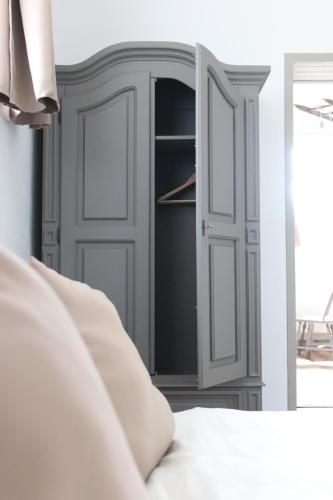 a bedroom with a closet with a door at Apartmán MEZI DUBY in Osečná