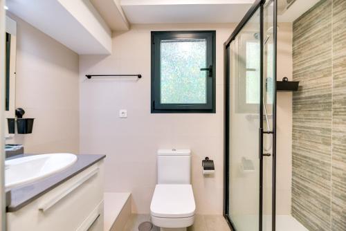 ein Badezimmer mit Toilette und Waschbecken in der Unterkunft Parkview Apartments 2 in Marbella