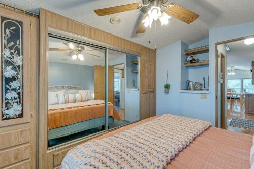 um quarto com uma cama e uma ventoinha de tecto em Port Charlotte Home with Pool Access 10 Mi to Beach! em North Port