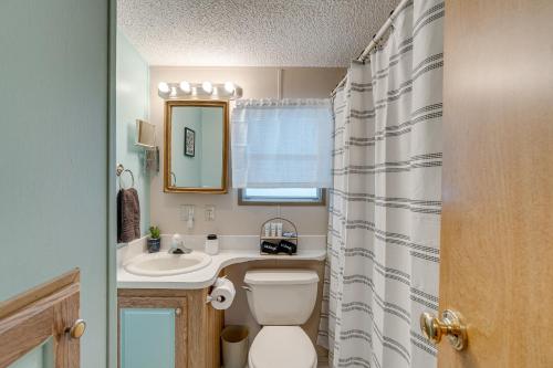 uma casa de banho com um WC, um lavatório e um espelho. em Port Charlotte Home with Pool Access 10 Mi to Beach! em North Port