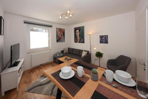 a living room with a table and a couch at Ferienwohnung am Rathaus in Landstuhl