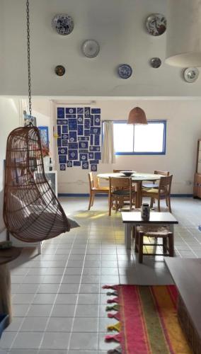 a living room with a table and a chandelier at Casa de Campo La Magdalena in Tunuyán