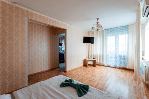 1 dormitorio con 1 cama con arco verde en Варна, en Petropavlovsk