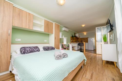 Studio Leon & rent a quad