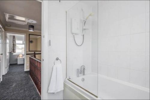 y baño con ducha, bañera y lavamanos. en Cosy 3 BDR Home With Wifi, Parking + Garden, en Tilbury