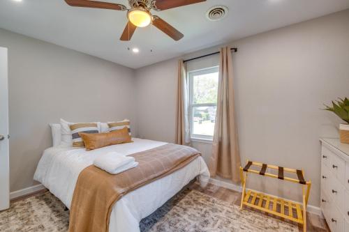 - une chambre avec un lit et un ventilateur de plafond dans l'établissement Texas Retreat Near Theme Parks and Sports Stadiums!, à Arlington