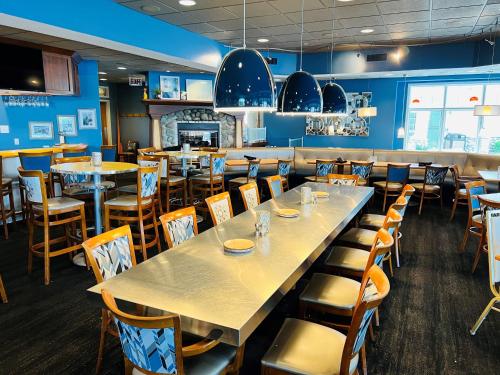 a dining room with tables and chairs in a restaurant at Bay Pointe Inn in Orangeville
